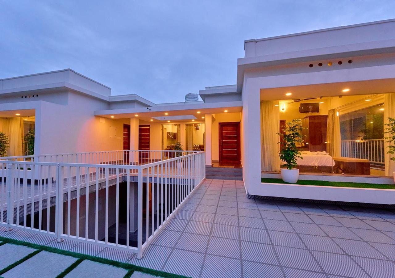 Glen Castle Vagamon Pool Resort By Voye Homes المظهر الخارجي الصورة