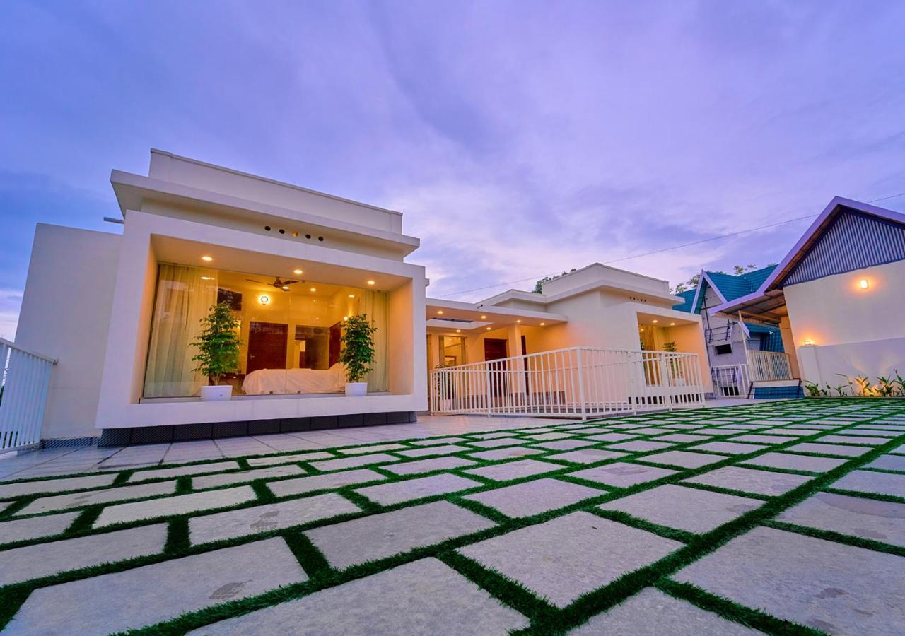 Glen Castle Vagamon Pool Resort By Voye Homes المظهر الخارجي الصورة