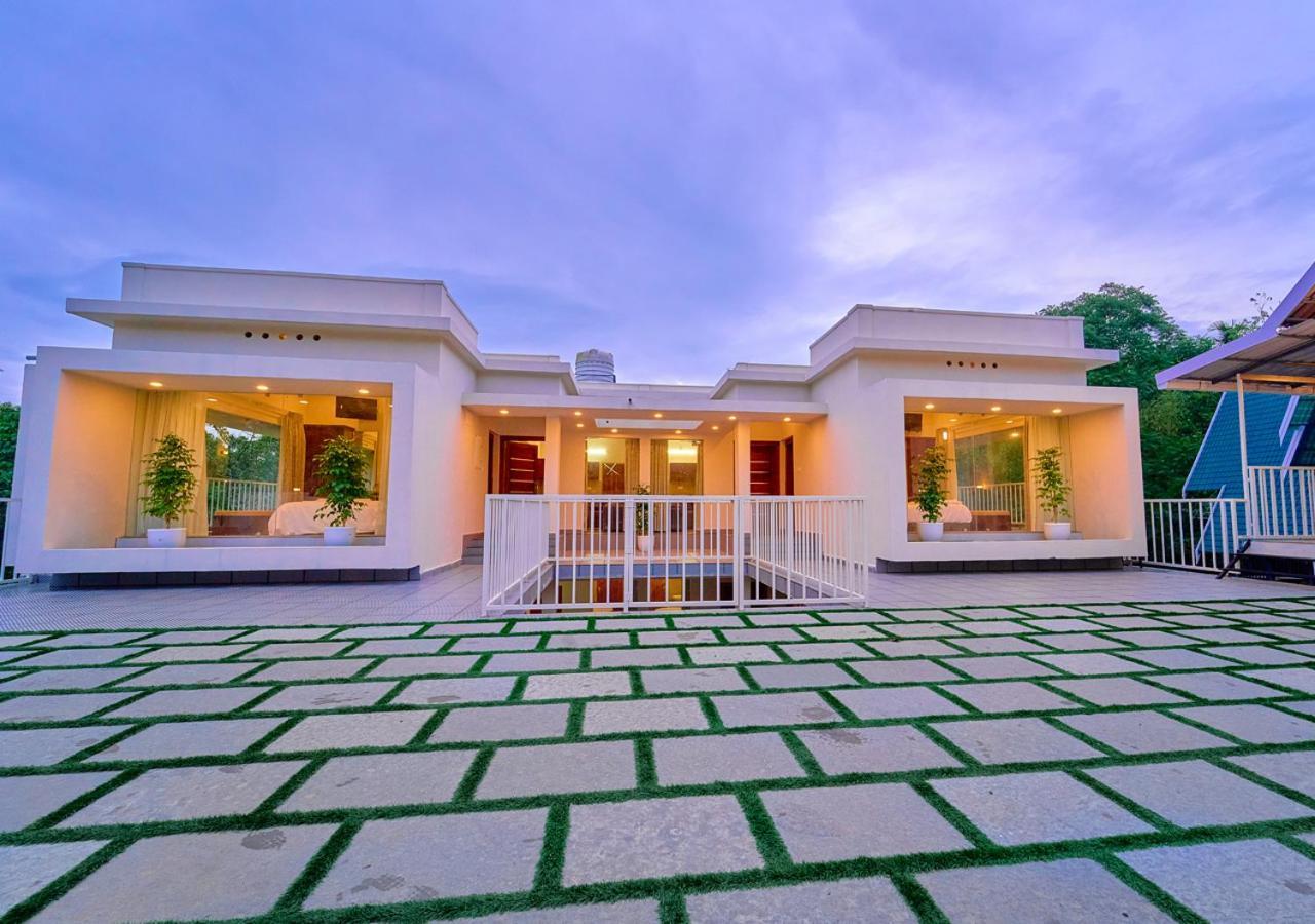 Glen Castle Vagamon Pool Resort By Voye Homes المظهر الخارجي الصورة